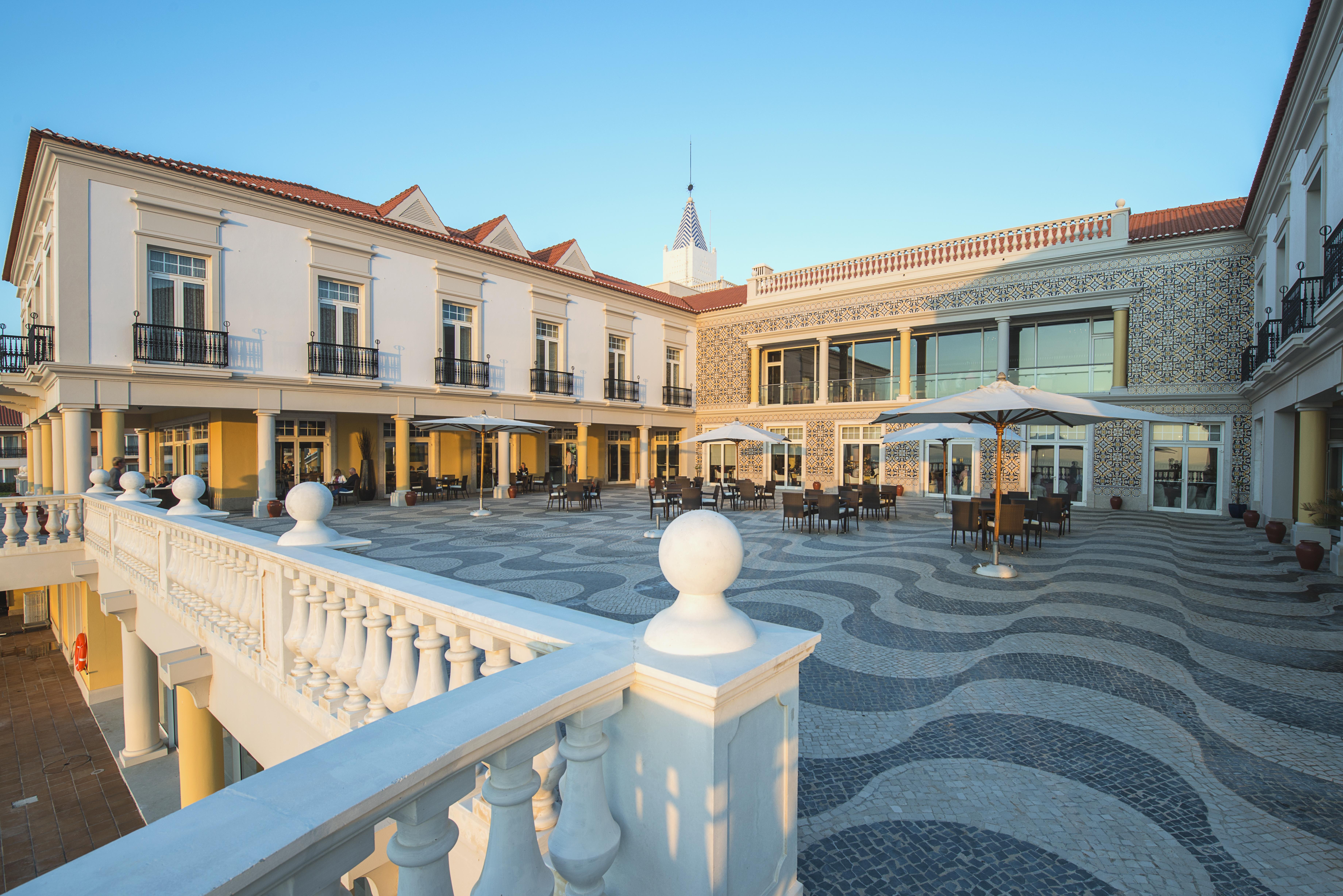 Praia D'El Rey Marriott Golf & Beach Resort Praia del Rei Exterior photo The central courtyard of the hotel
