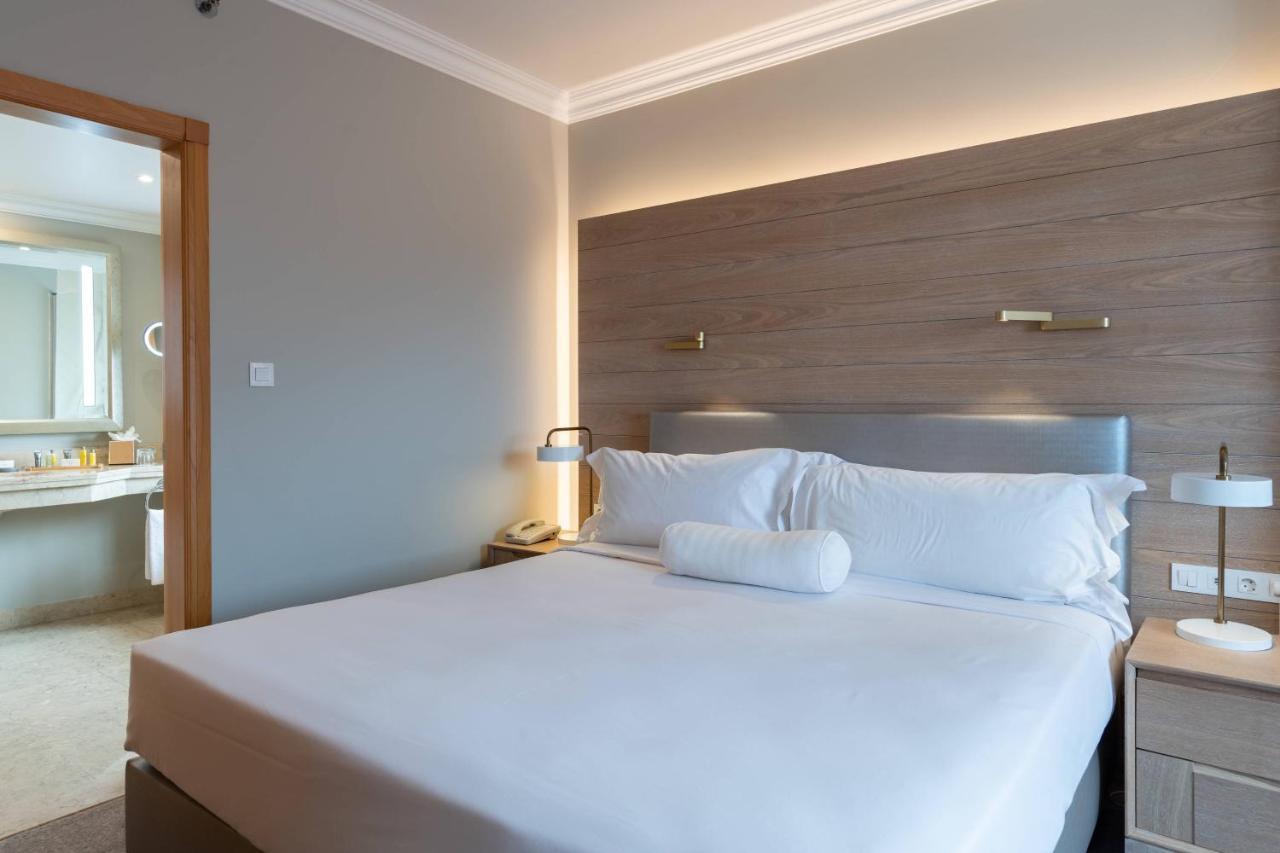 Praia D'El Rey Marriott Golf & Beach Resort Praia del Rei Exterior photo A bedroom at the hotel
