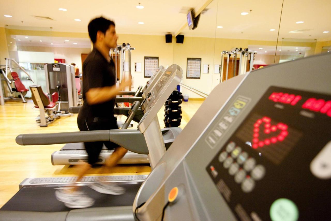 Praia D'El Rey Marriott Golf & Beach Resort Praia del Rei Exterior photo A treadmill in use
