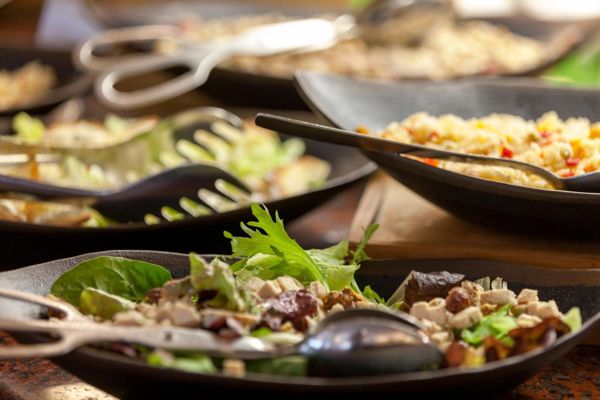 Praia D'El Rey Marriott Golf & Beach Resort Praia del Rei Exterior photo A salad bar