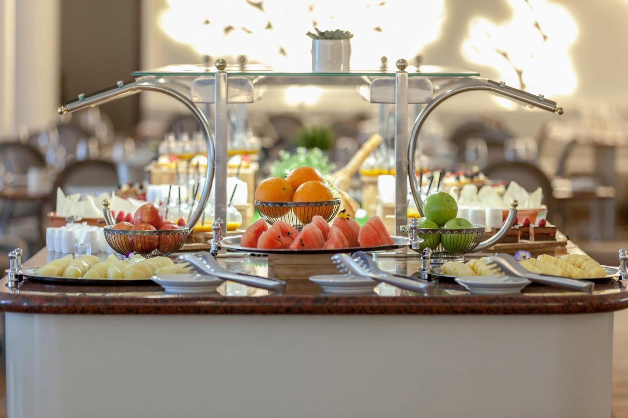 Praia D'El Rey Marriott Golf & Beach Resort Praia del Rei Exterior photo A buffet at a hotel
