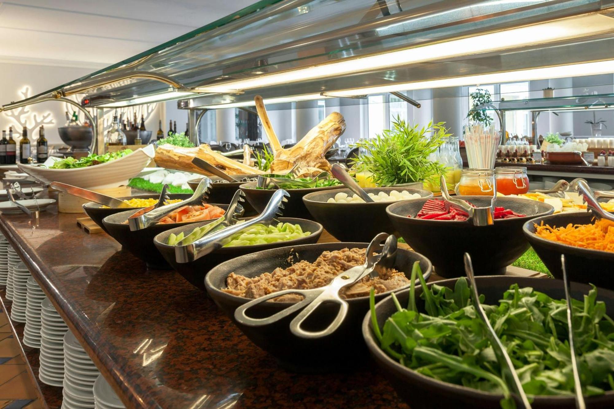 Praia D'El Rey Marriott Golf & Beach Resort Praia del Rei Exterior photo A salad bar